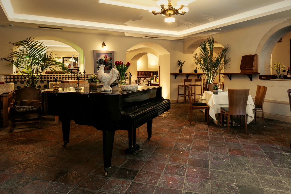 Pogled na restoran iz dvora Castelluma