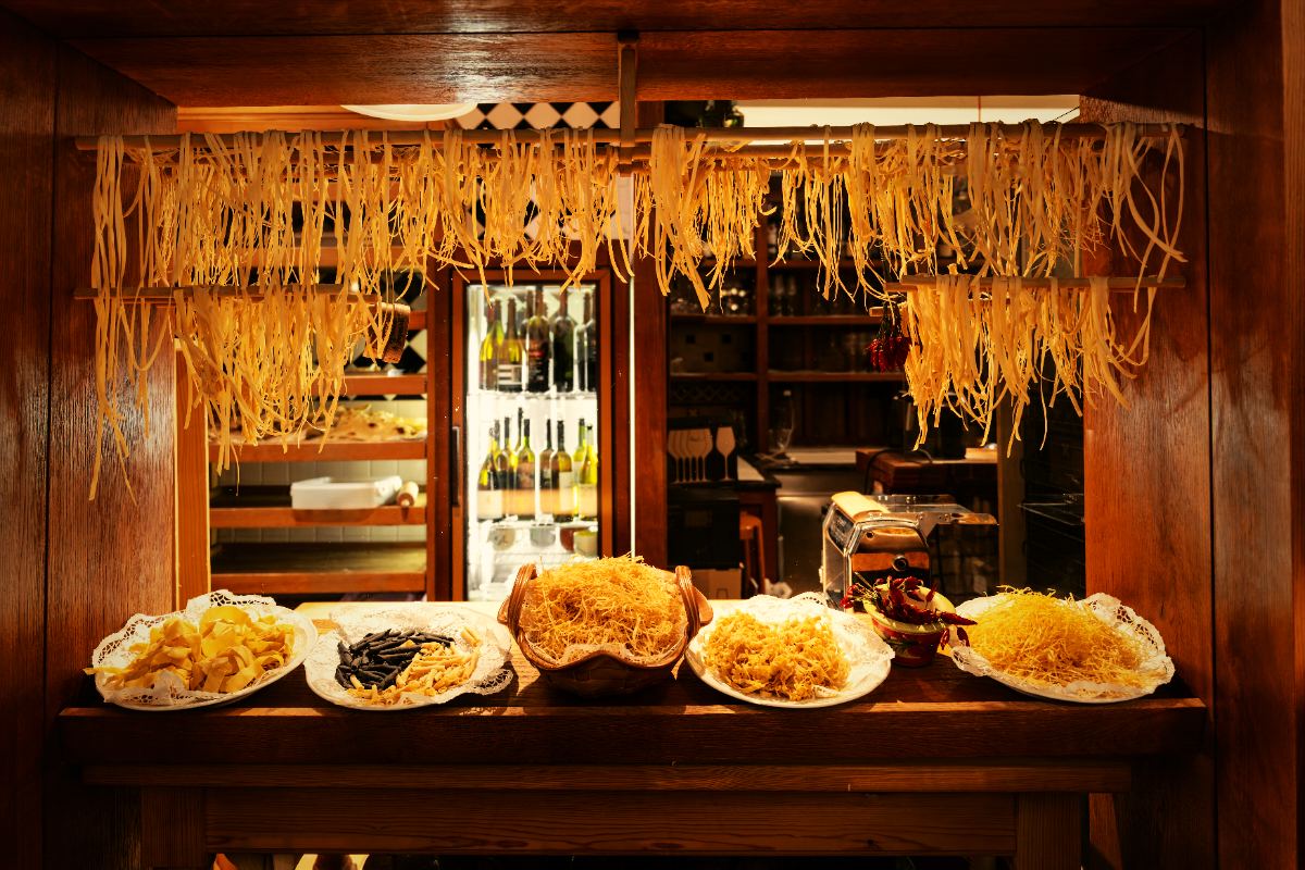 Svježa pasta na sušenju u kuhinji