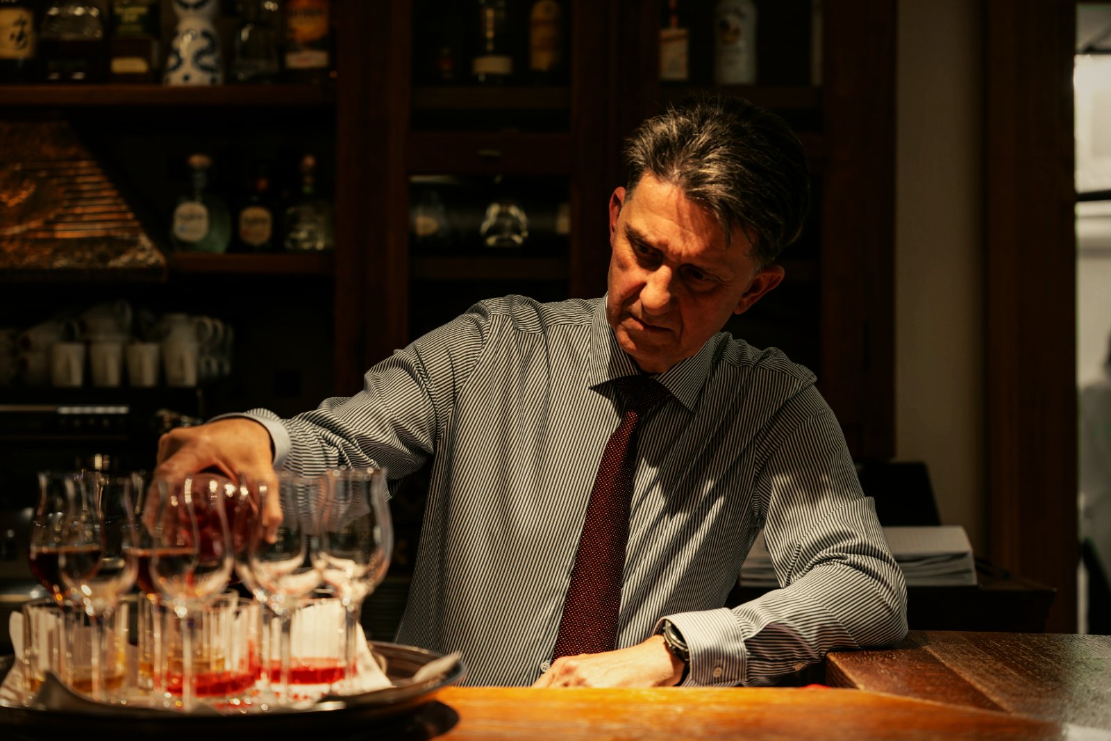 Sommelier bira vino za stol